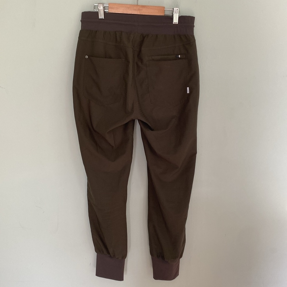 Vuori Women’s Olive Green Joggers Size Medium with Pockets - Picture 6 of 9
